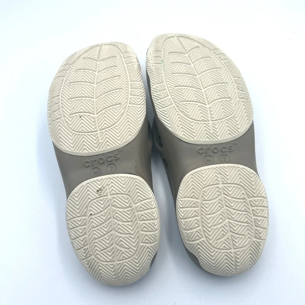 Crocs Swiftwater Deck Flip Flops Men's 7 Beige Iconic Comfort Neutral Boating